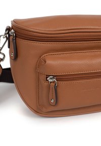 Borsa a tracolla in pelle color cuoio con forma arrotondata, dotata di una cerniera superiore, tasca frontale e dettagli in metallo argentato. Superficie testurizzata.