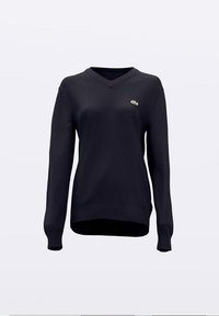 Pull en maille bleu marine avec col en V et manches longues, présentant un petit logo brodé sur la poitrine et un ourlet arrière légèrement plus long.