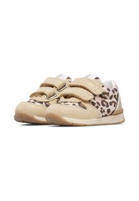 Sneakers beige con stampa leopardata, dotate di due strap in velcro, superficie testurizzata e suole in gomma. Progettate per comfort e supporto.