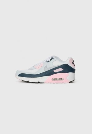 Białe, granatowe i różowe buty Nike Air Max z widoczną poduszką powietrzną w podeszwie, białymi sznurowadłami i logo Nike po boku.