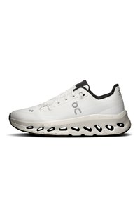 Weißer Sportschuh mit strukturiertem Obermaterial, schwarzen Akzenten und einer gepolsterten Sohle mit sichtbaren Dämpfungselementen. Schnürsenkel und minimalistisches Design.