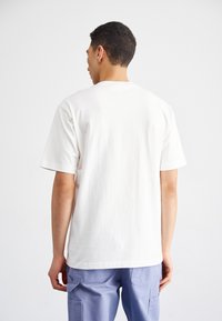 New Balance SPORTSWEAR GREATEST HITS RINGER - Camiseta estampada - sea salt