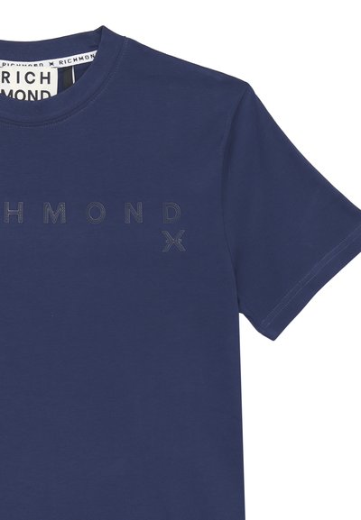 T-shirt in cotone blu navy con maniche corte, scollatura rotonda e logo "RICHMOND" in rilievo di tonalità più chiara sulla parte anteriore.