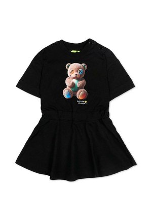Robe noire à manches courtes avec un col rond, des boutons-pression sur l'épaule, et un graphisme d'ours en peluche avec des patchs colorés et le texte "Barrow Friendly".