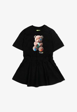 Abito nero a maniche corte con scollo rotondo, bottoni a pressione sulla spalla e grafica di un orsacchiotto con toppe colorate e testo "Barrow Friendly".