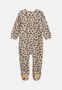 Lange mouw romper in beige met luipaardprint en hartpatronen. Voorzien van drukknoopsluiting achterop en gele beeraccenten op de voeten.