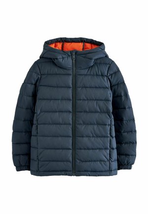 Veste matelassée à capuche bleu marine avec fermeture éclair avant et doublure orange vif, poignets élastiques, conçue pour temps froid.