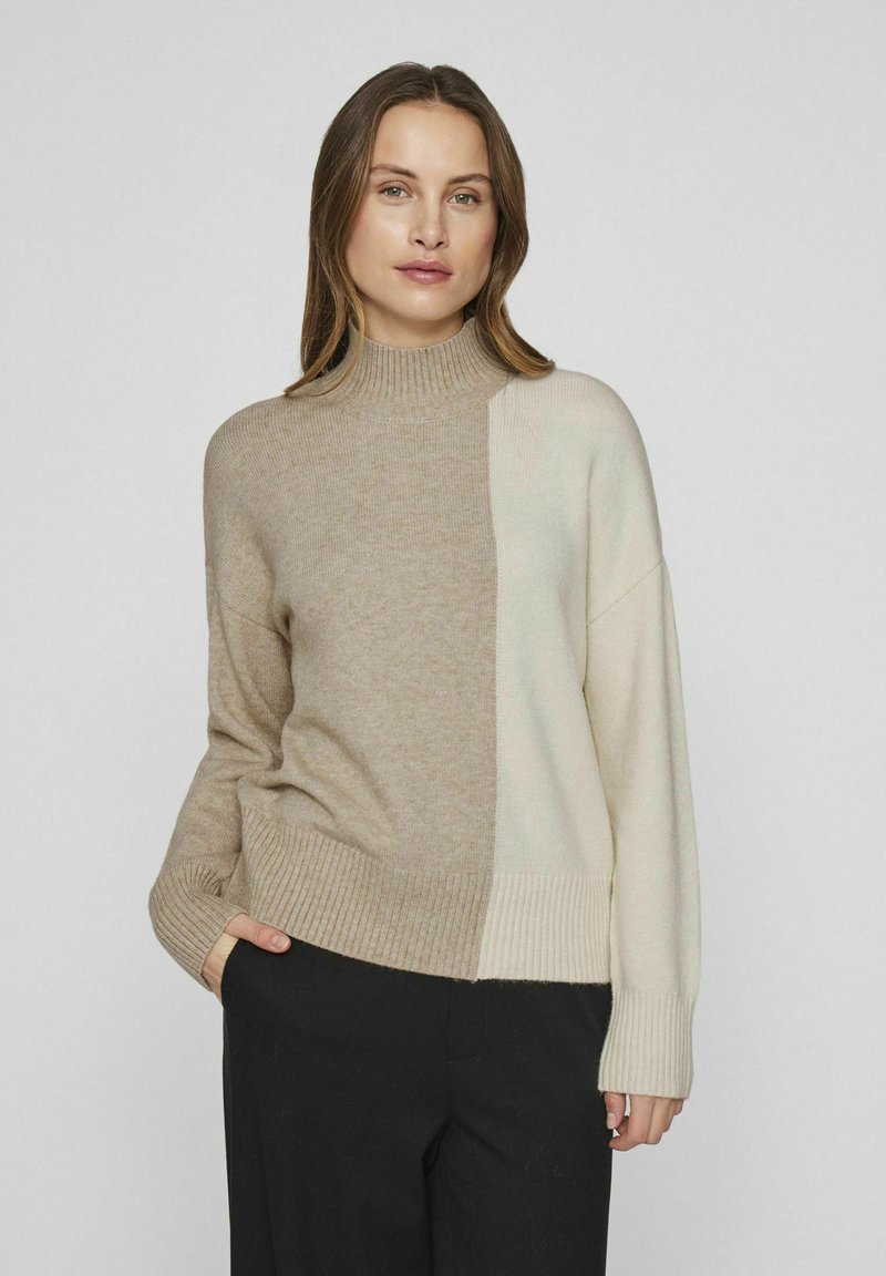 Beige en crèmekleurig gebreid sweater met hoge hals, drop schouders en geribbelde zoom, met een kleurblok ontwerp. Textuurstof met een zachte afwerking.