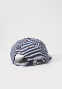 Marine stribet kasket med buet skygge, justerbar rem og brune sømme. Materialet virker struktureret med en let finish.