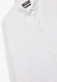Witte button-up overhemd, slim fit, met een klassieke kraag en vijf knopen aan de voorkant. Glad fabric met minimale textuur en geen patronen.