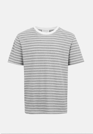Γκρι κοντομάνικο μπλουζάκι με λευκές οριζόντιες ρίγες και λευκή στρογγυλή λαιμόκοψη, εκτεθειμένο σε απλό φόντο.