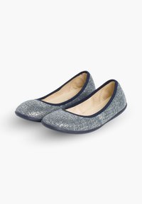 Ballerine blu navy con una finitura metallizzata testurizzata. Presentano una punta arrotondata e una morbida fodera interna beige. Suola in gomma flessibile.