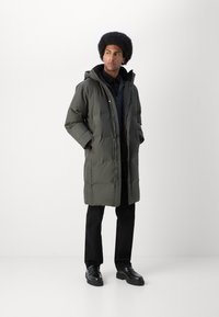 Lindbergh COAT - Ziemas mētelis - dark green