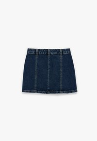 Jupe en denim bleu foncé, dotée de cinq passants de ceinture, d'un ourlet effiloché et de coutures verticales. Design à coupe droite avec une texture légère.