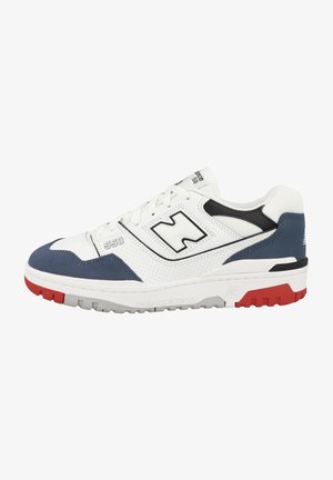 Sneaker bianco con punta in suede blu navy, accenti neri e suola rossa. Presenta pelle perforata e un colletto imbottito per comfort e vestibilità.