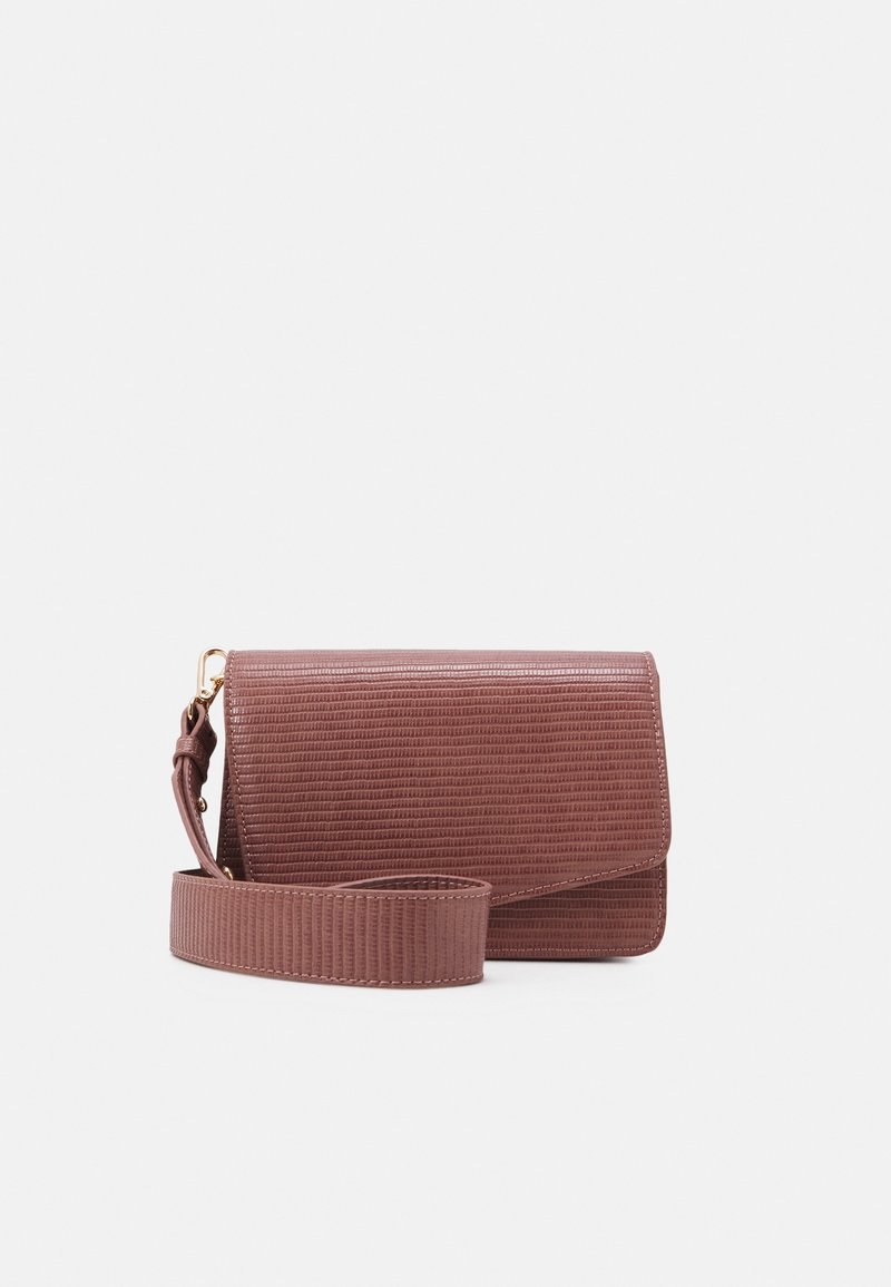 Borsa a tracolla in pelle marrone con texture, chiusura a pattina, tracolla regolabile e sottili strisce orizzontali. Finiture in oro.
