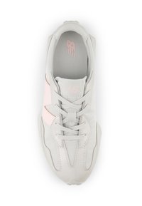 Grå atletisk sko med mjukt läderövre, rosa accenter, snörning, vadderad krage och texturerad innersula. Designad för komfort och stöd.