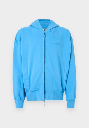 Helle blaue Zip-Hoodie mit Kapuze, gerippten Bündchen und Saum, zwei vorderen Taschen und dezent geprägtem Logo auf der Brust.