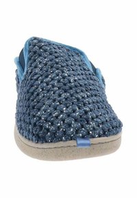Zapato azul de ganchillo sin cordones con una parte superior de tela texturizada, forro suave en contraste y suela de goma beige. Presenta adornos mínimos.