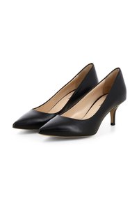 I tacchi alti neri in pelle presentano una punta affusolata, un tacco stiletto basso e una superficie liscia con una fodera di colore chiaro.