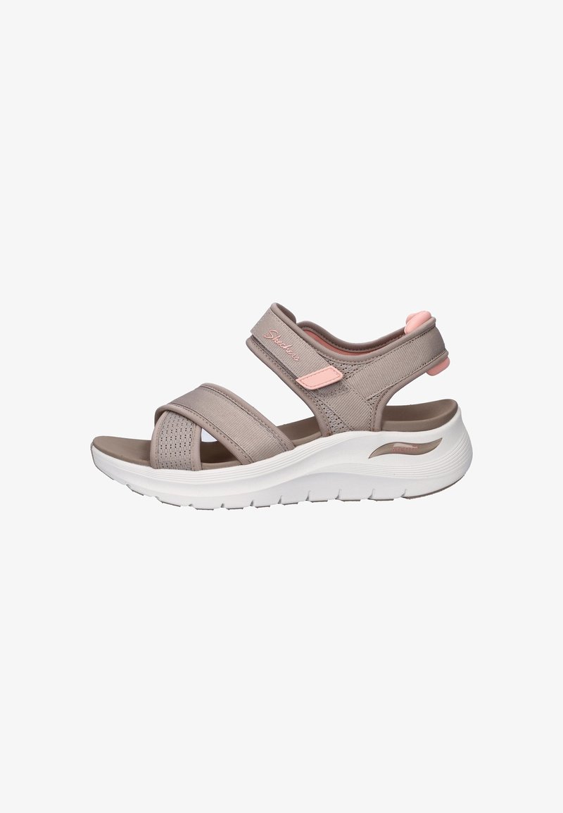 Sandale femme Skechers taupe et rose avec des brides ajustables et une semelle épaisse blanche et rembourrée.