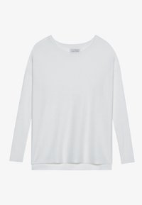 Valkoinen pitkähihainen neulepaita pyöreällä pääntiellä, rento istuvuus, ribbikuvio ja hienovaraiset yksityiskohdat alahelmassa. Ei näkyviä graafisia elementtejä tai kuvioita.