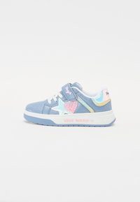 Sneaker in denim blu con lacci bianchi, una fascia in velcro e un design glitterato di cuori e stelle. Presenta la scritta "LOVE ROCKS" stampata sulla suola.
