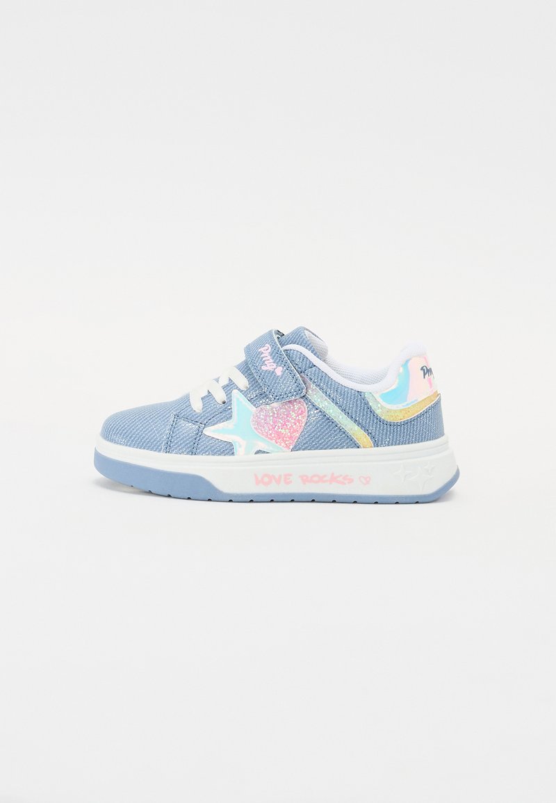 Sneaker in denim blu con lacci bianchi, una fascia in velcro e un design glitterato di cuori e stelle. Presenta la scritta "LOVE ROCKS" stampata sulla suola.
