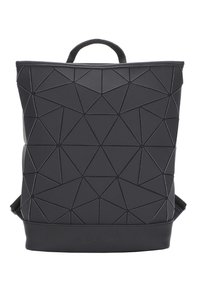Černý geometrický batoh vyrobený z texturovaného materiálu s trojúhelníkovými vzory, vybavený horní rukojetí a nastavitelnými popruhy. Značka je zobrazená.
