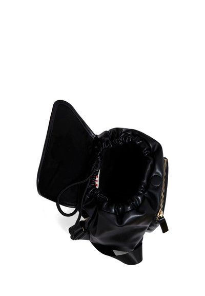 Borsa a sacco in similpelle nera con chiusura a zip, texture morbida e dettagli in oro. L'interno presenta pochi scomparti.