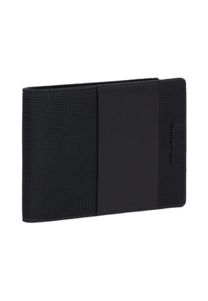 Zwarte bi-fold portemonnee met een getextureerd oppervlak, een glad centraal paneel en een subtiel merklogo geperst aan de rechterkant.