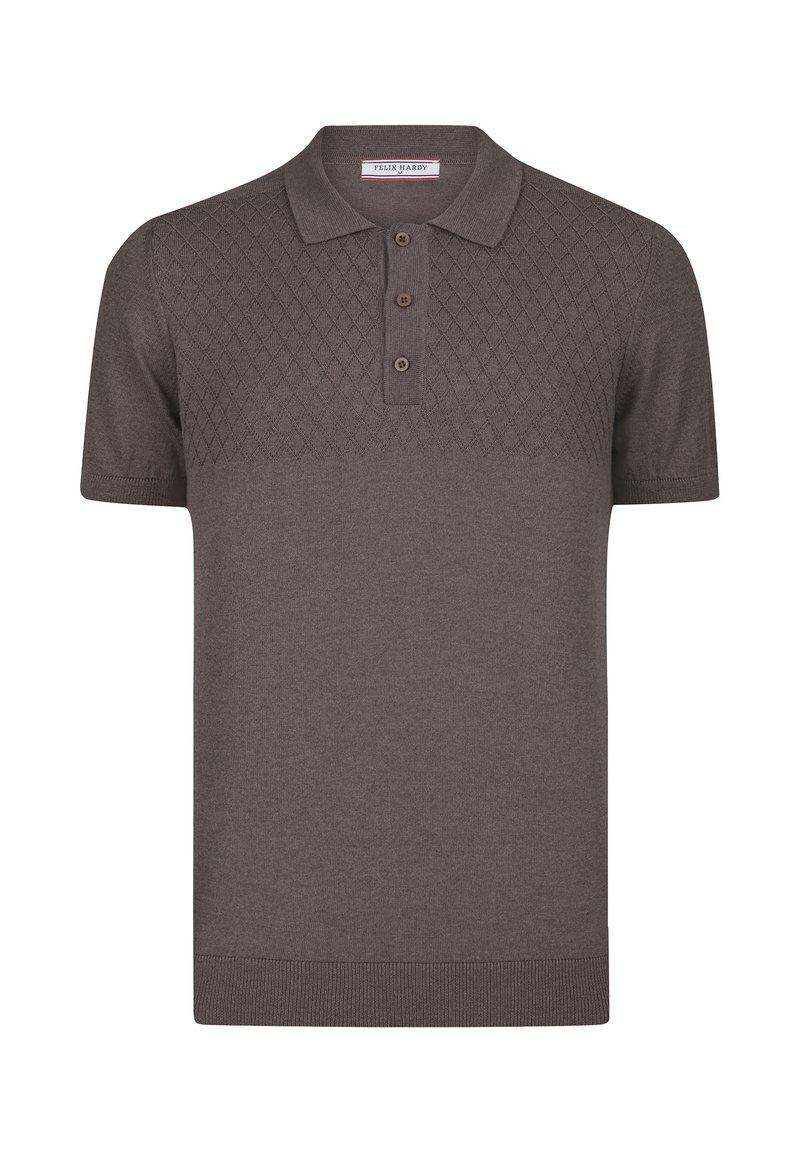 Camisa polo de manga corta marrón con textura de diamante en la parte superior, tapeta de tres botones y puños y dobladillo acanalados.