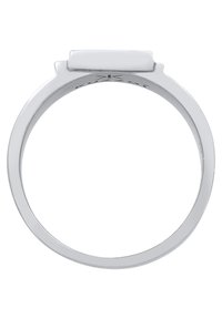 Silverring med en platt, rektangulär topp med en slät yta och en polerad finish; minimalistisk design med en rundad band.