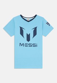 Šviesiai mėlynas medvilninis marškinėlis su tamsiai mėlynu logotipo dizainu ir užrašu "MESSI" ryškiomis raidėmis priekyje. V formos apykaklė ir trumpomis rankovėmis.