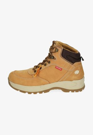 Botte de randonnée en cuir tan avec des accents en mesh marron, bout rond et col rembourré. Dotée de lacets marron et d'une semelle blanche avec un motif texturé.