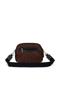 Brązowa torba crossbody w panterkę z zamki z przodu, czarnymi elementami i regulowanym paskiem. Prostokątny kształt z teksturowanym materiałem.