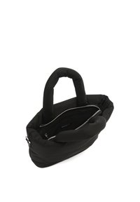 Borsa tote nera in tessuto morbido con due manici imbottiti, chiusura con zip e tasca interna; texture liscia, design minimale.