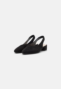 Črne semiš slingback čevlje s uskim nosom, nizkim blokastim petam in odprtim hrbtom. Gladka tekstura brez vidnih vzorcev.