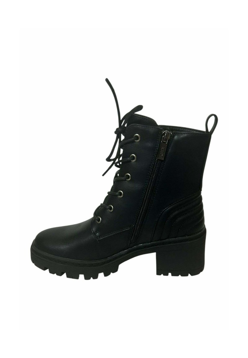 Botín de cuero negro hasta el tobillo con cordones, cremallera lateral, suela de goma resistente y acentos estriados en el tacón. Presenta un diseño de tacón cuadrado.