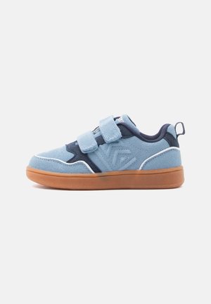Scarpa da bambino azzurro e blu navy con suola marrone e due cinturini a strappo su sfondo bianco.