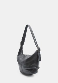 Borsa a spalla in pelle nera con tracolla regolabile, caratterizzata da diversi fori e una fibbia argentata, esposta su uno sfondo bianco.