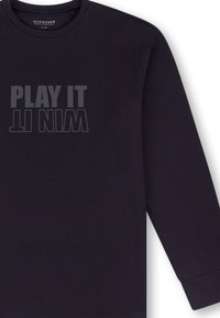 Svart sweatshirt med långa ärmar, rund halsringning, med frasen "PLAY IT WIN IT" tryckt i fet, stora grå bokstäver på framsidan.