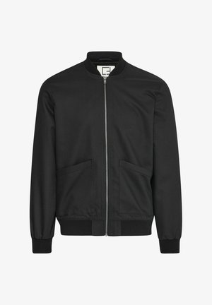 Fekete bomber dzseki kerek gallérral, elülső cipzárral és két oldalsó zsebből áll. Sima anyagból készült, rugalmas mandzsettákkal és derékpánttal.