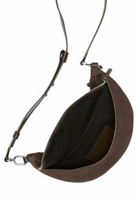 Borsa a tracolla in suede marrone con una forma curva e slanciata, dotata di chiusura con zip e un interno in tessuto scuro, completata da una tracolla in metallo.