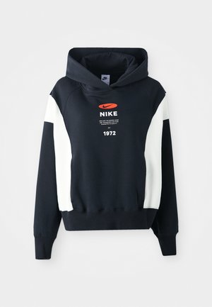 Sweat à capuche bleu marine avec des accents blancs sur les manches, comportant un logo frontal, du texte et l'année "1972" en blanc. Tissu doux, design avec poche kangourou.