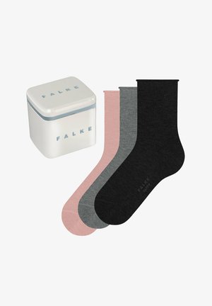 Drei Paar gerippte Socken in Pink, Grau und Schwarz, neben einer weißen quadratischen Dose mit blauen Akzenten und dem "FALKE"-Logo präsentiert.