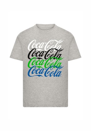Graues T-Shirt mit dem Text "Coca-Cola", der viermal in stilisierter Schrift in Weiß, Schwarz, Grün und Blau auf der Vorderseite wiederholt wird.