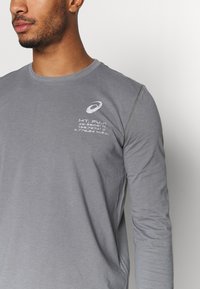 ASICS FUJI TRAIL TEA - Camisola de manga comprida - graphite grey