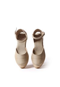 Scarpe espadrillas beige con tomaia in lino e suola in jute intrecciato. Cinturino alla caviglia con fibbia in metallo; punta rotonda e texture liscia.