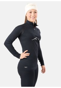 Czarna, długorękawowa koszulka sportowa z półzamkiem, o fakturze prążkowanej i białym logo w kształcie góry. W komplecie z dopasowanymi, prążkowanymi legginsami.